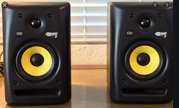 Which type Of Studio Monitors Choose For A Home Studio?